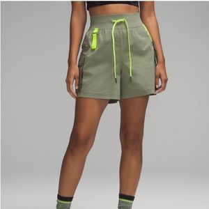 Lululemon Multi-Pocket Cargo High-Rise Hiking Short 5"